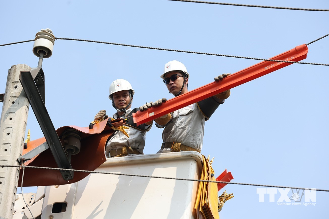 Khắc phục sự cố điện bằng công nghệ sửa chữa điện nóng (hotline) trên đường dây 110kV, xã Hạ Bằng. (Ảnh: Vũ Sinh/TTXVN)